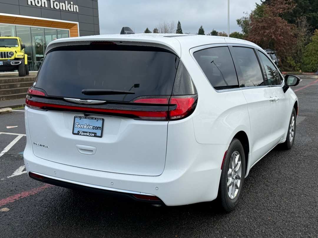 2026 Chrysler Pacifica Select - Image 8