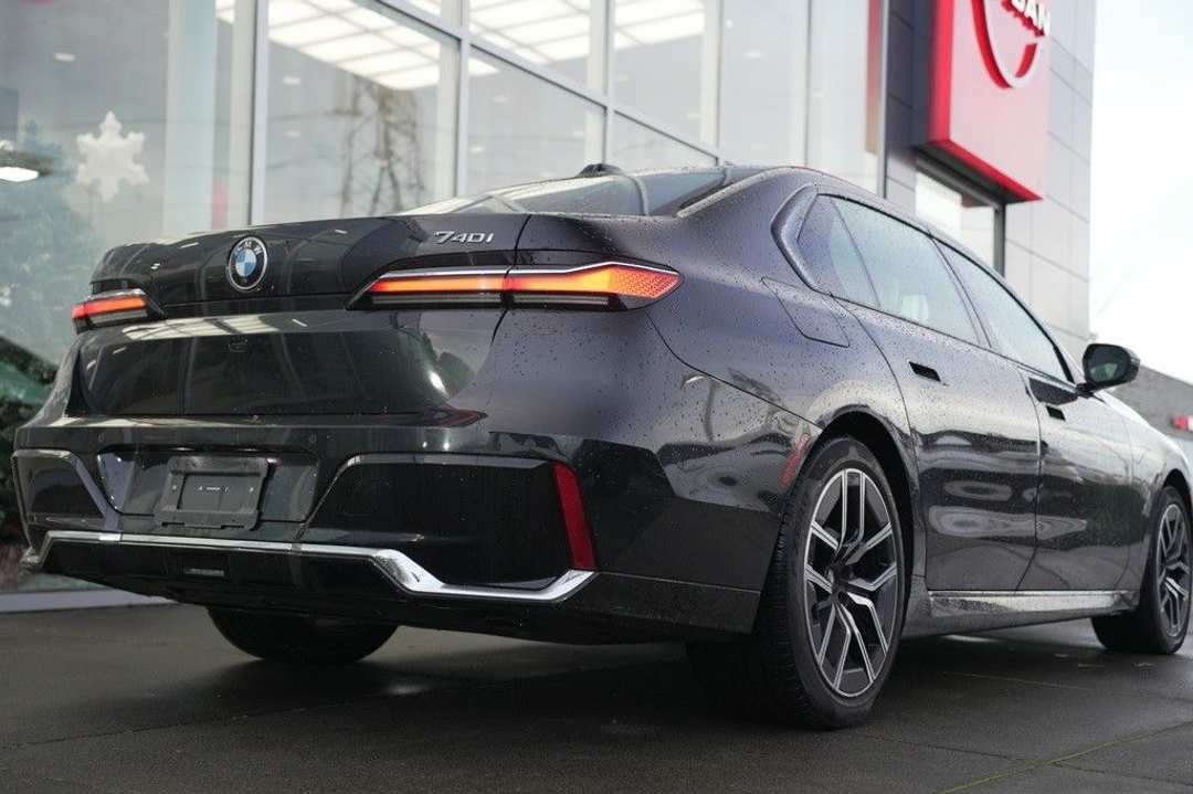 2024 BMW 7 Series 740i - Image 3