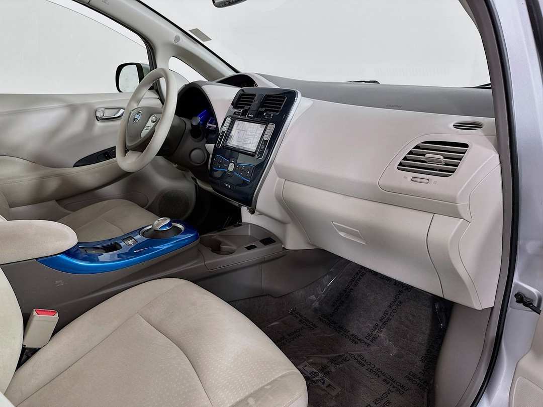 2011 Nissan LEAF SL - Image 28