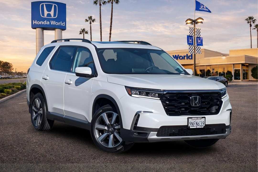 2025 Honda Pilot Touring - Image 2