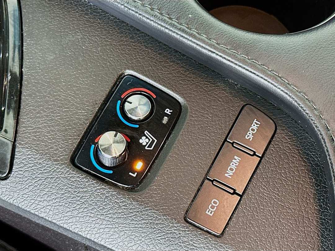 2017 Toyota Avalon Limited - Image 22