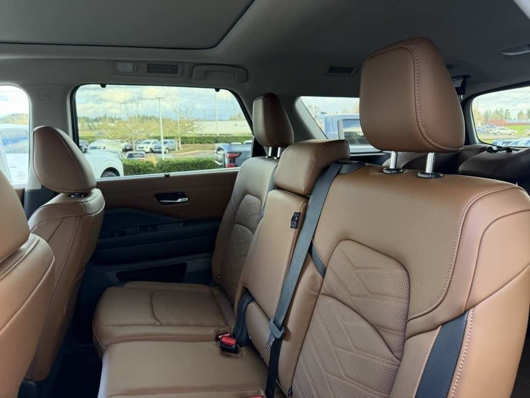 2025 Nissan Pathfinder Platinum - Image 31
