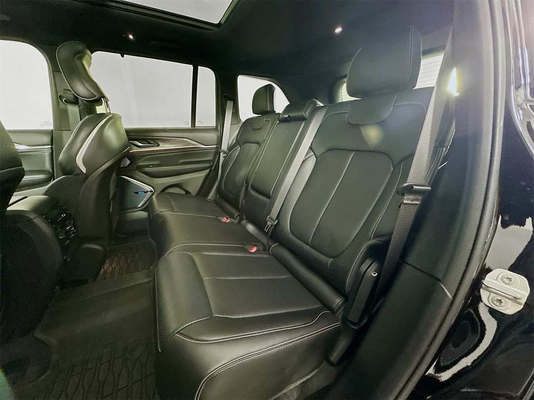 2022 Jeep Grand Cherokee Overland - Image 26