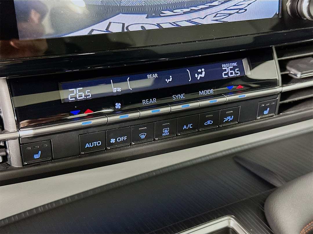 2022 Toyota Sienna XSE - Image 16