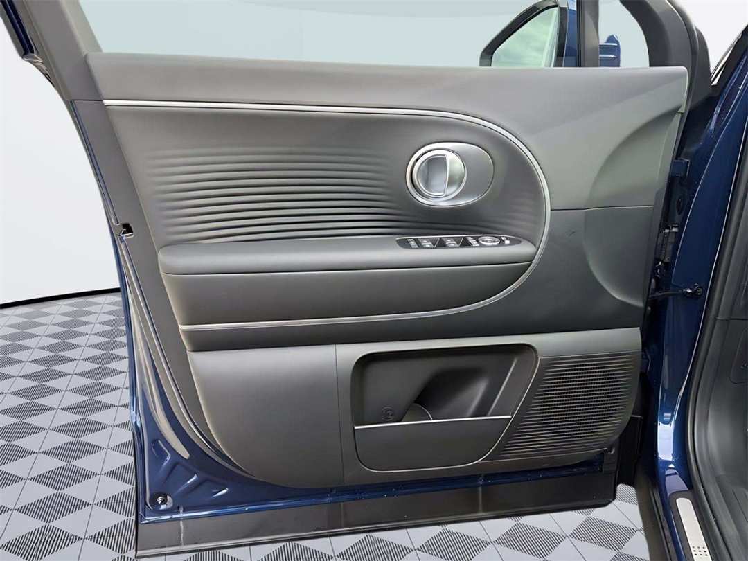 2026 Hyundai Ioniq 9 SEL - Image 11