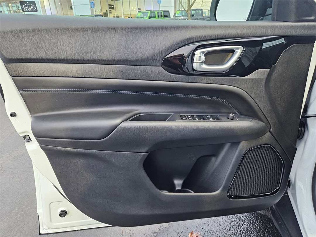 2026 Jeep Compass Latitude - Image 10