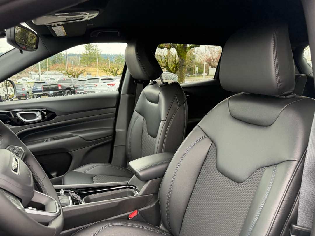 2026 Jeep Compass Latitude - Image 15