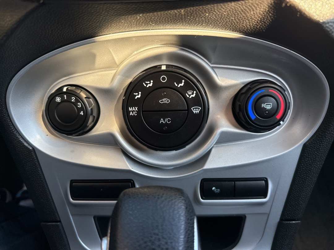 2018 Ford Fiesta SE - Image 34