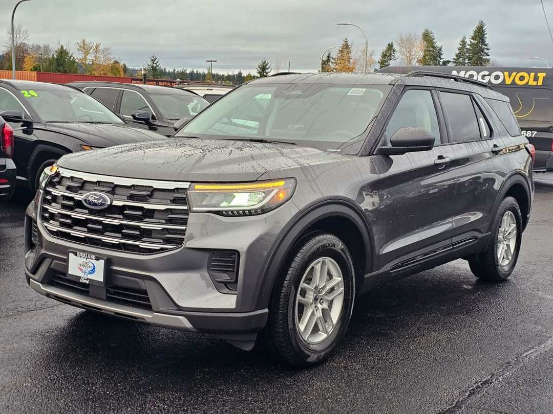 2026 Ford Explorer Active - Image 3