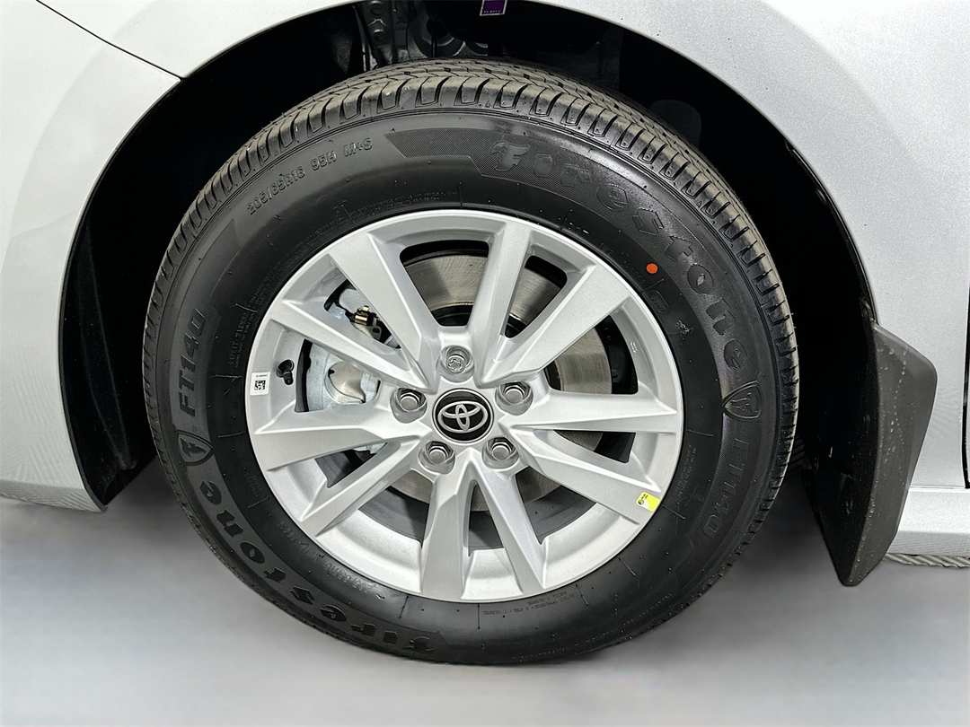 2026 Toyota Camry LE - Image 31