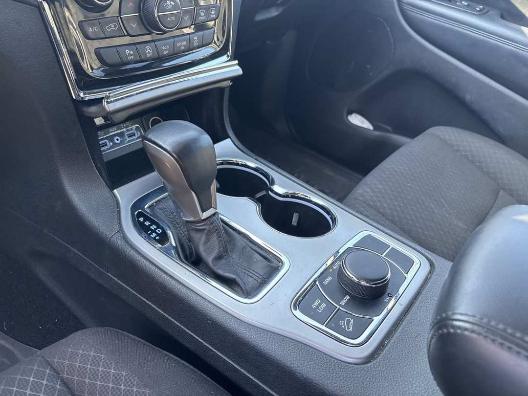 2021 Jeep Grand Cherokee LAREDO - Image 3