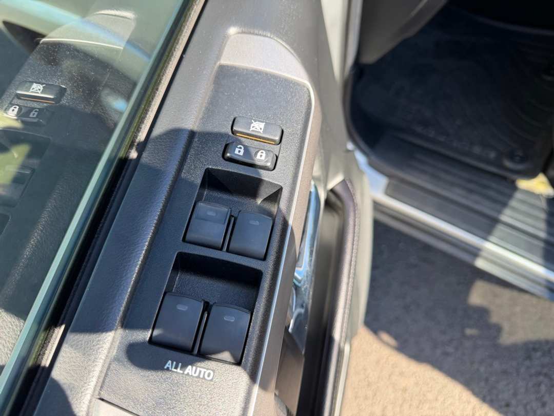 2017 Toyota 4Runner SR5 - Image 13