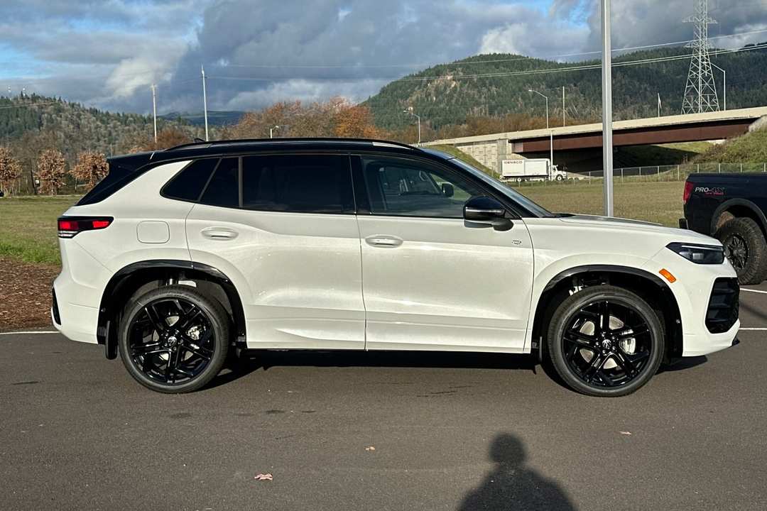 2026 Volkswagen Tiguan 2.0T SE RLine Black - Image 2