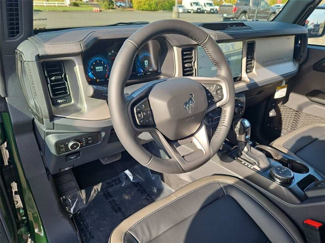 2025 Ford Bronco Outer Banks - Image 12