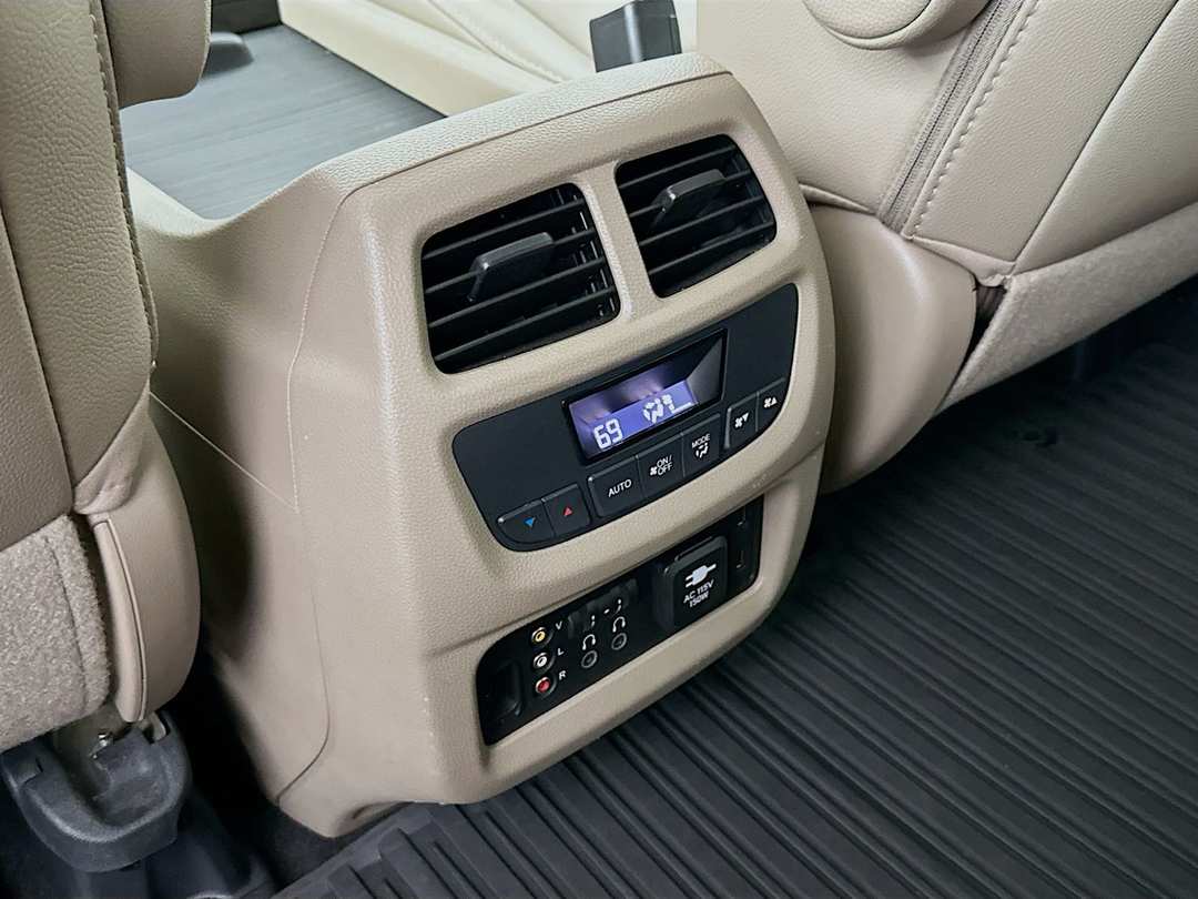 2017 Honda Pilot Touring - Image 28