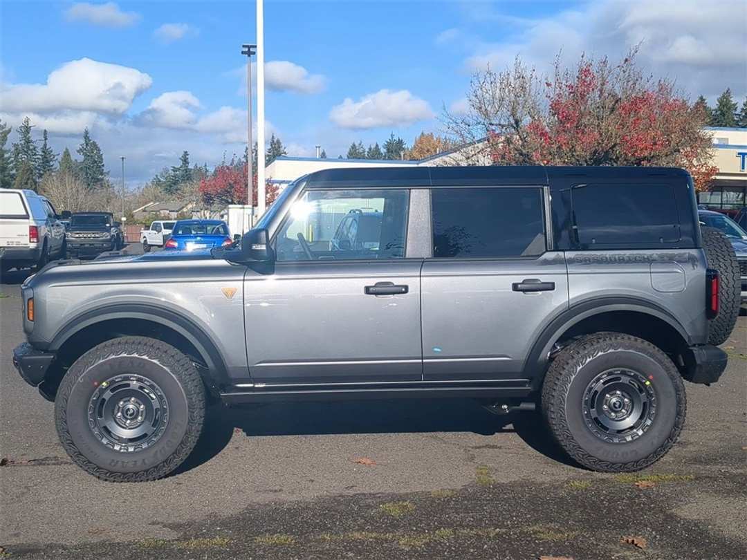 2025 Ford Bronco Badlands - Image 2