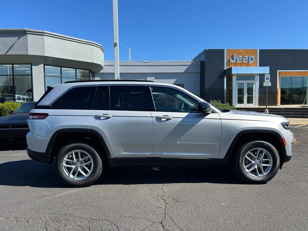 2025 Jeep Grand Cherokee Laredo X - Image 5