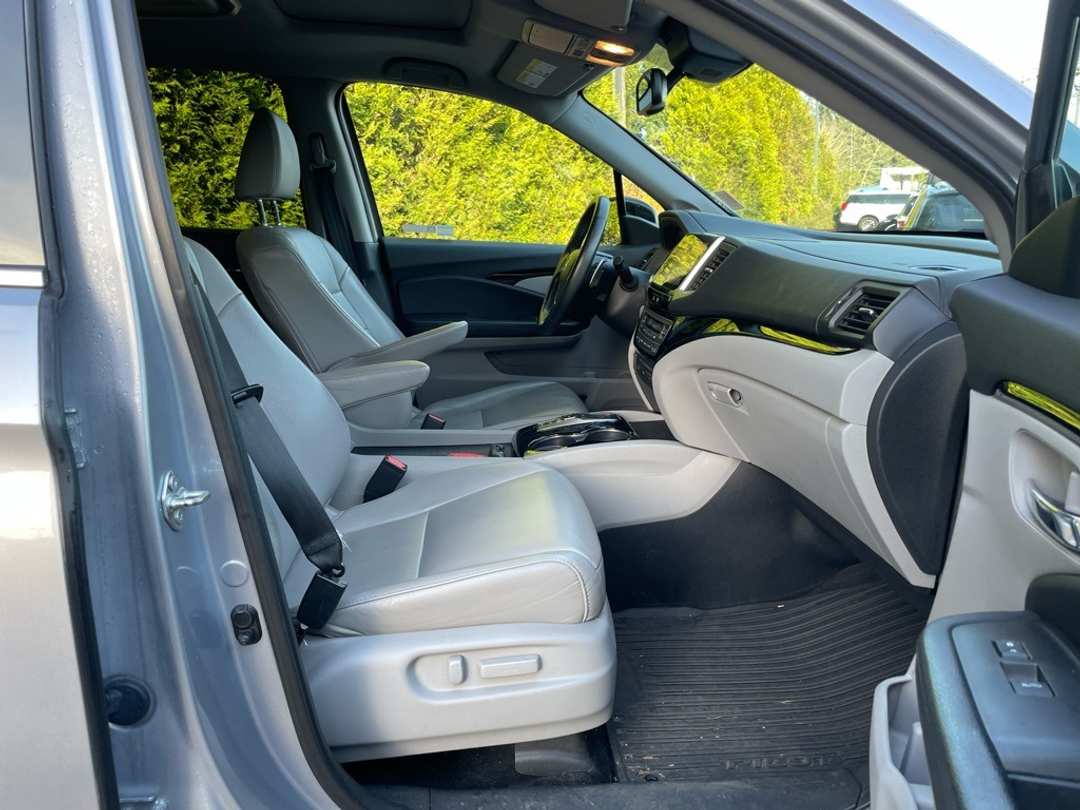 2017 Honda Pilot Touring - Image 21