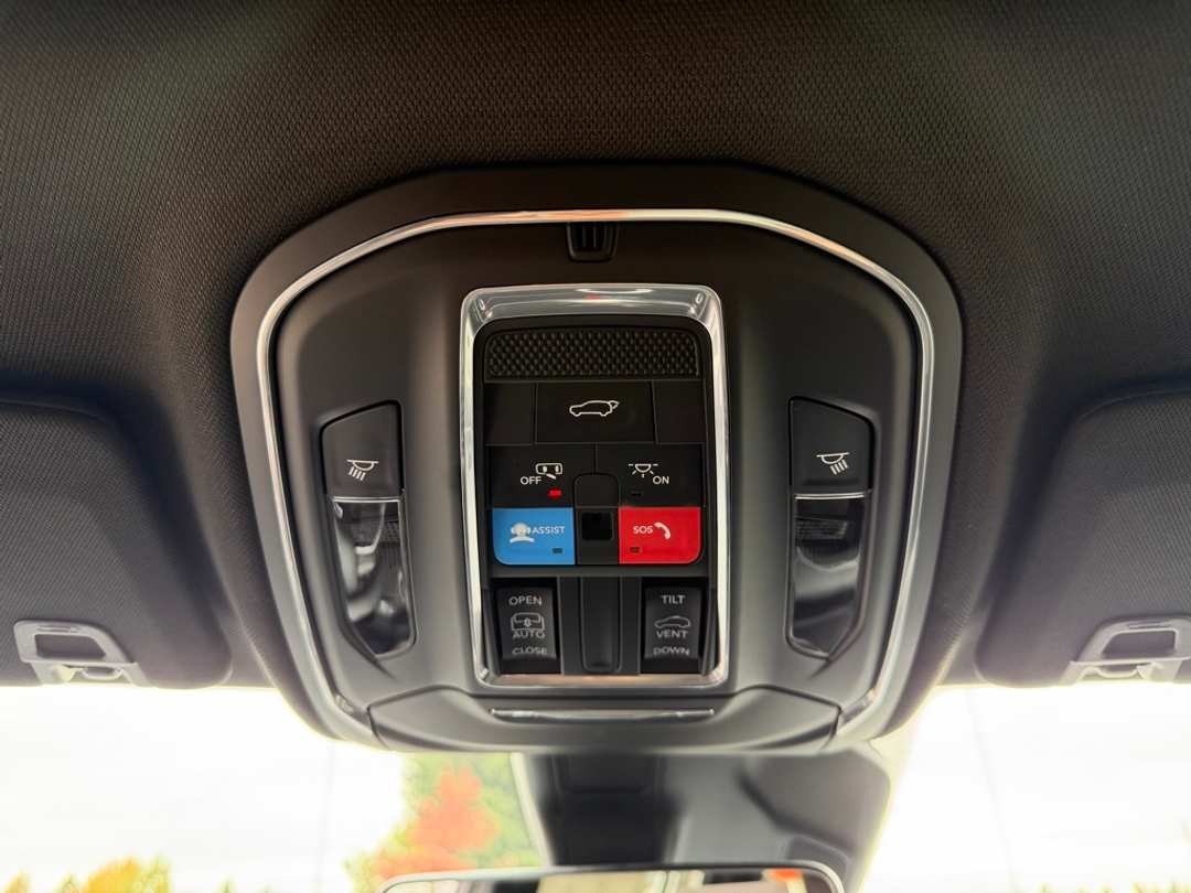 2025 Jeep Grand Cherokee Altitude X - Image 25