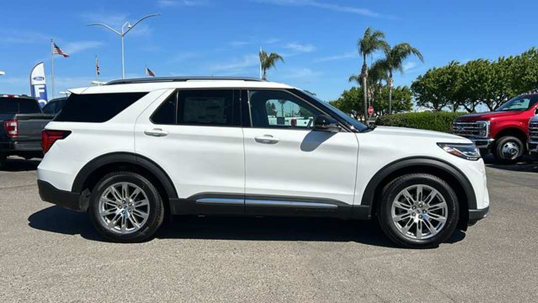 2026 Ford Explorer Platinum - Image 2