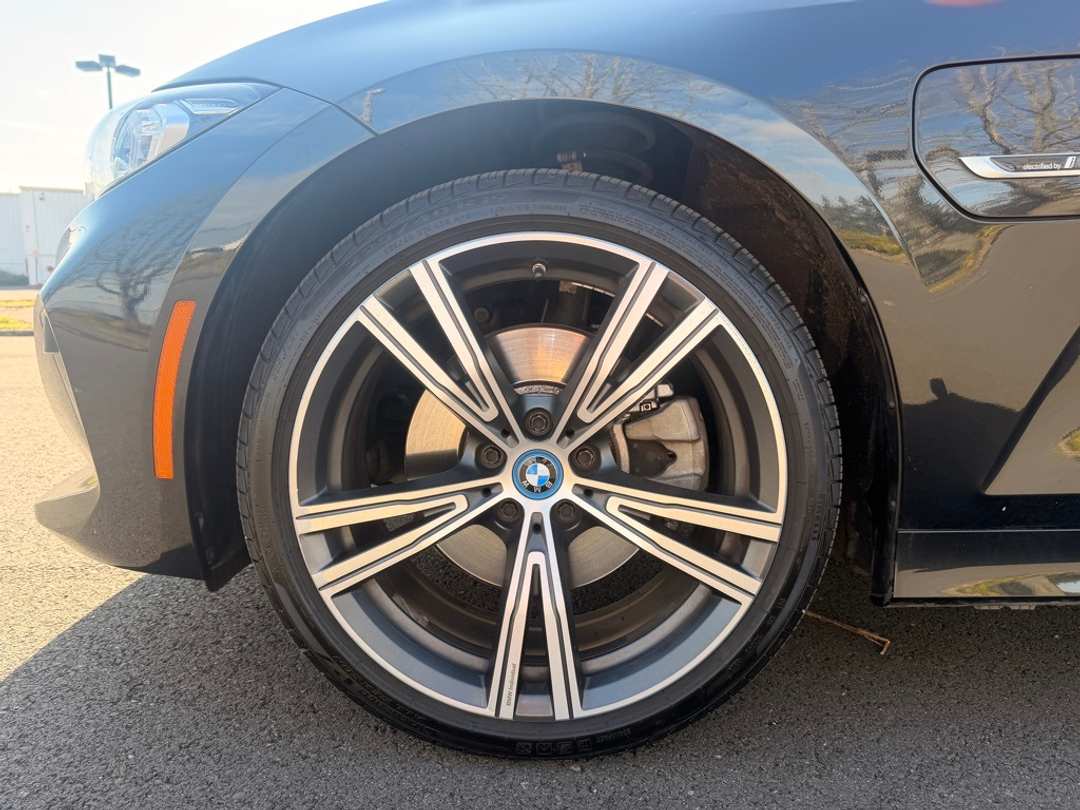 2023 BMW 3 Series 330e xDrive - Image 9