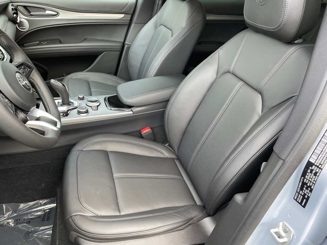 2024 Alfa Romeo Stelvio Ti - Image 25