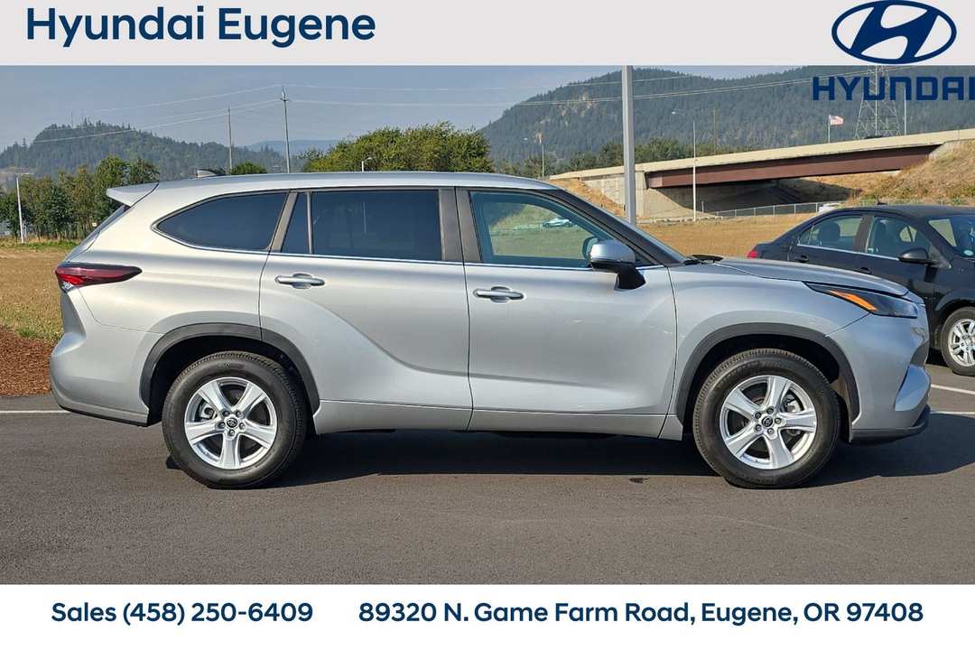 2024 Toyota Highlander LE - Image 2