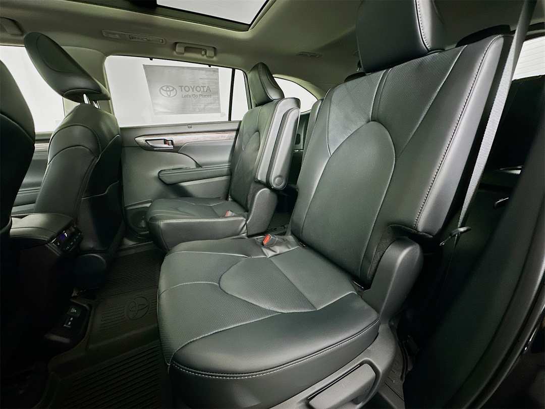 2026 Toyota Highlander Platinum - Image 26