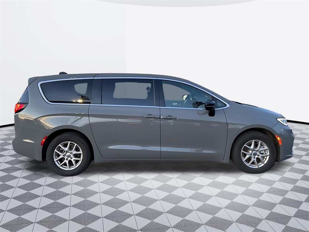 2025 Chrysler Pacifica Select - Image 2