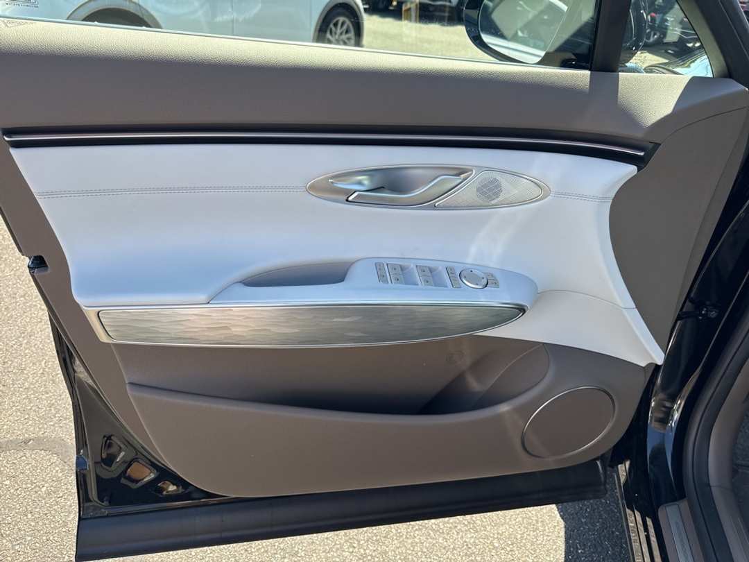 2026 Genesis Electrified Gv70 - Image 16