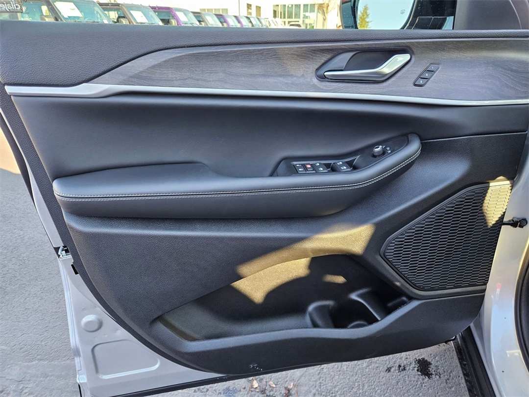 2025 Jeep Grand Cherokee Limited - Image 10