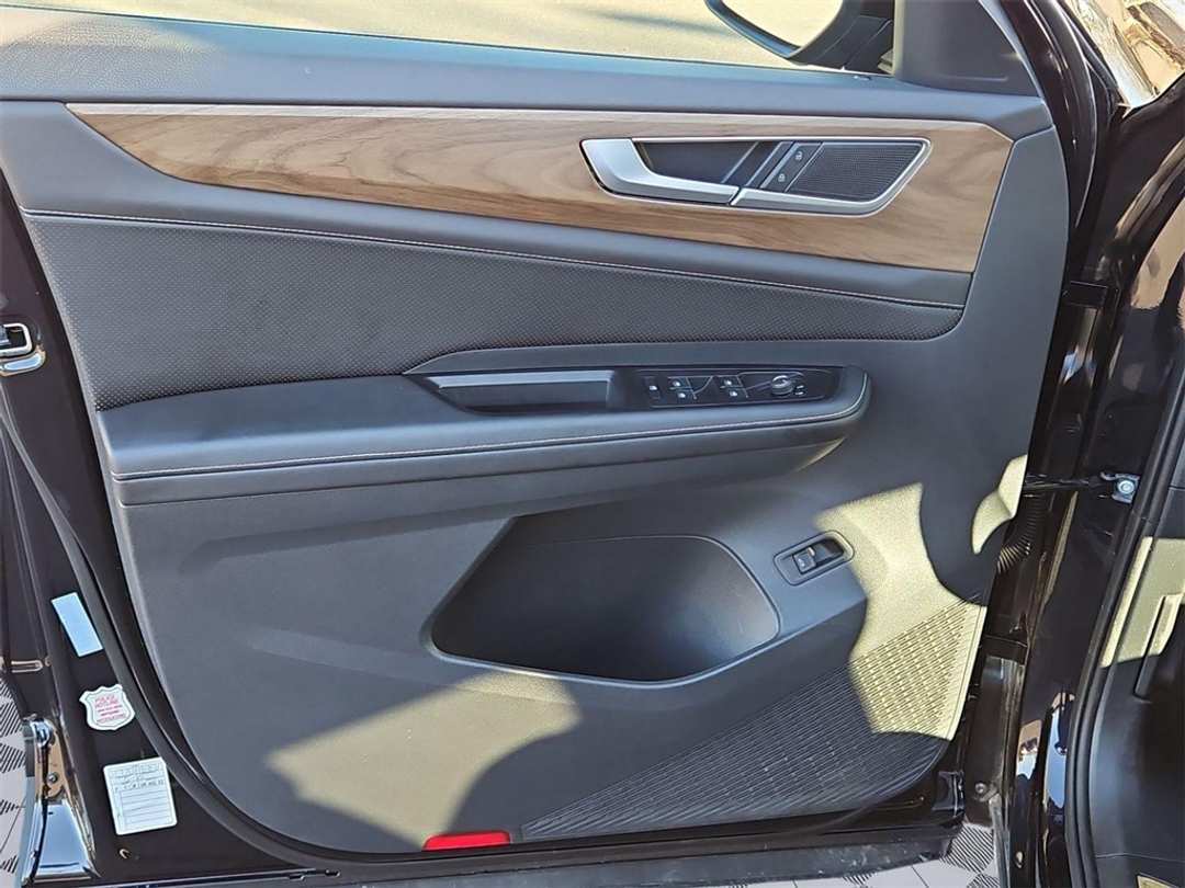 2025 Volkswagen Atlas 2.0T SE w/Technology - Image 10