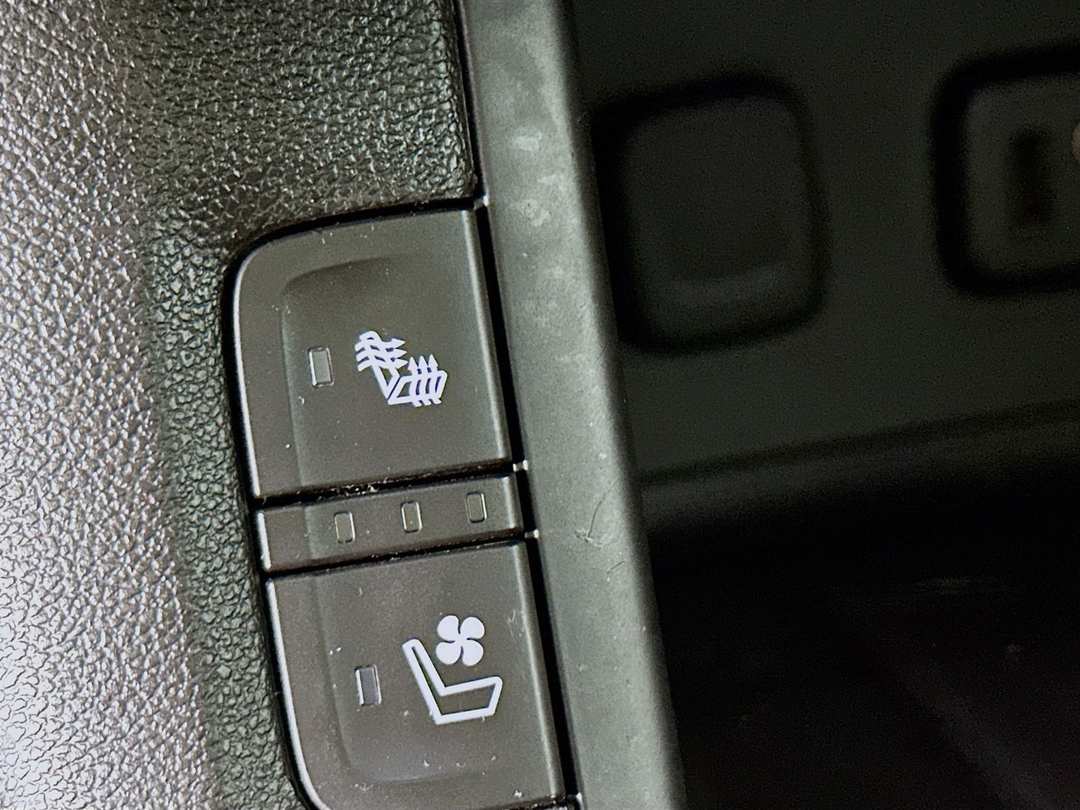 2017 GMC Acadia Denali - Image 22