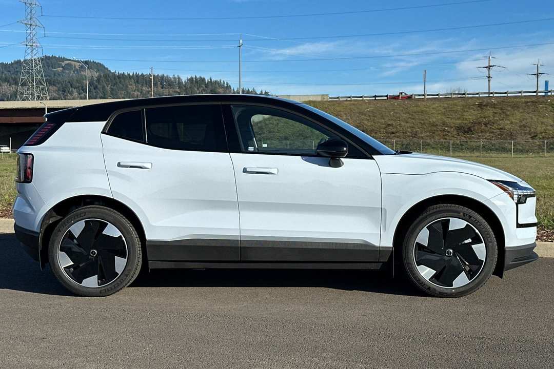 2026 Volvo Ex30 Twin Motor Performance Plus - Image 2