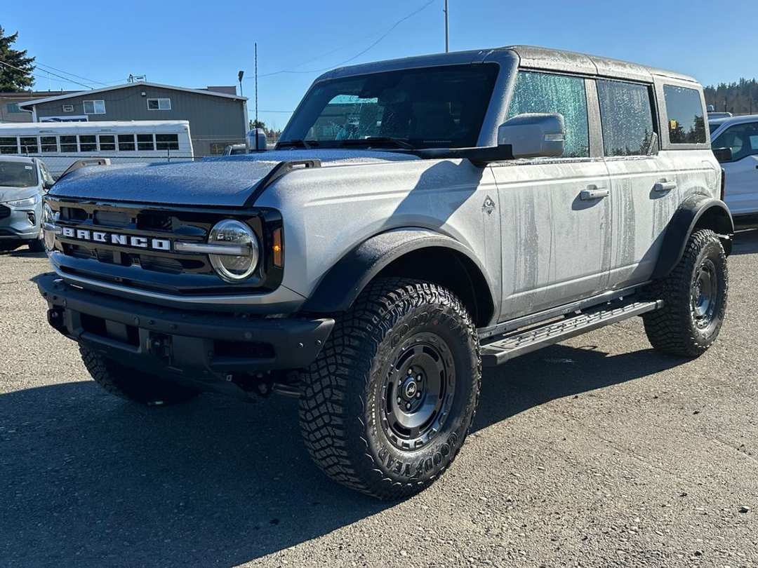 2024 Ford Bronco Outer Banks - Image 3