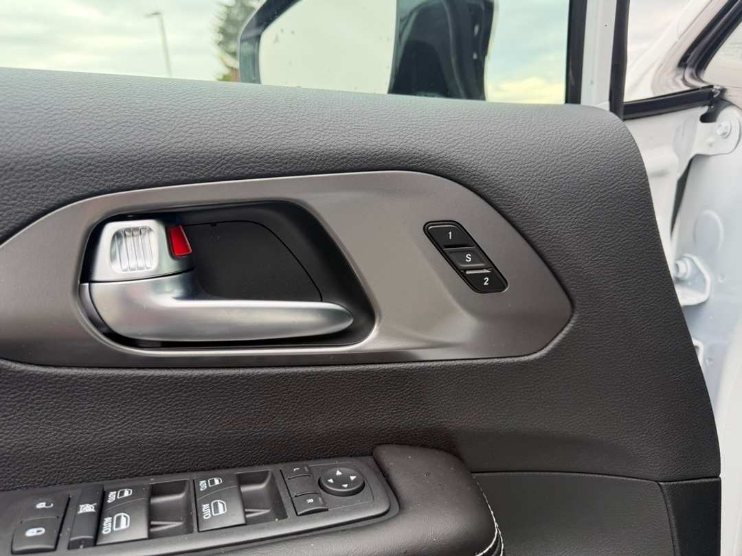 2026 Chrysler Pacifica Select - Image 13