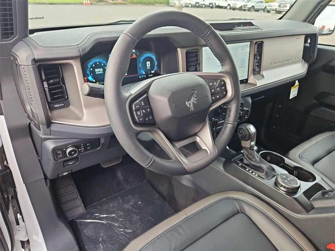 2025 Ford Bronco Outer Banks - Image 12