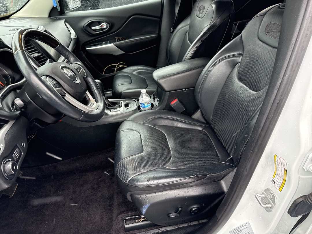 2016 Jeep Cherokee Overland - Image 2