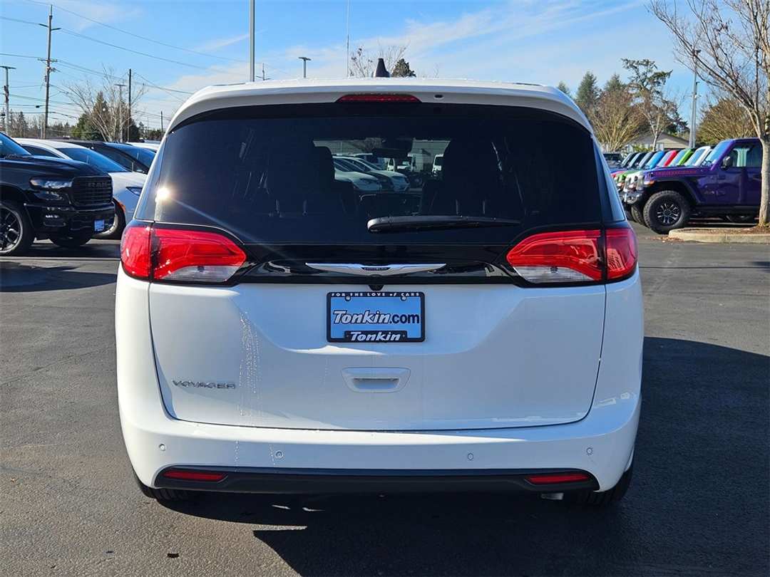 2026 Chrysler Voyager LX - Image 5