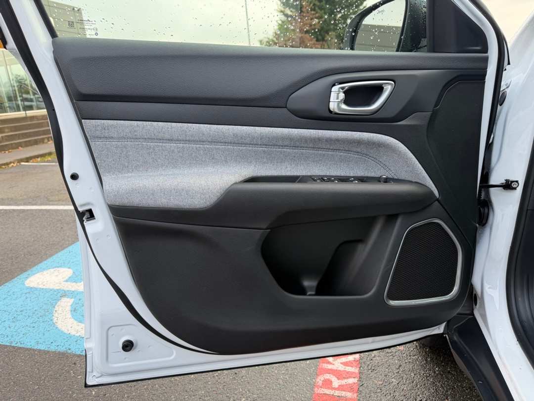 2026 Jeep Compass Latitude - Image 11