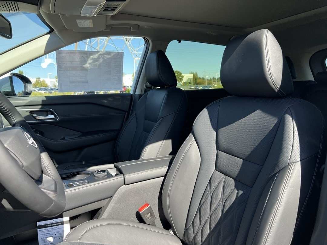 2026 Nissan Rogue Platinum - Image 13