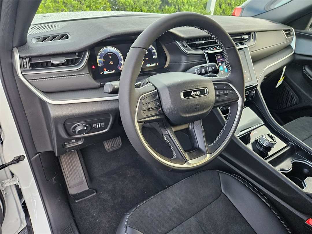 2025 Jeep Grand Cherokee Altitude X - Image 13