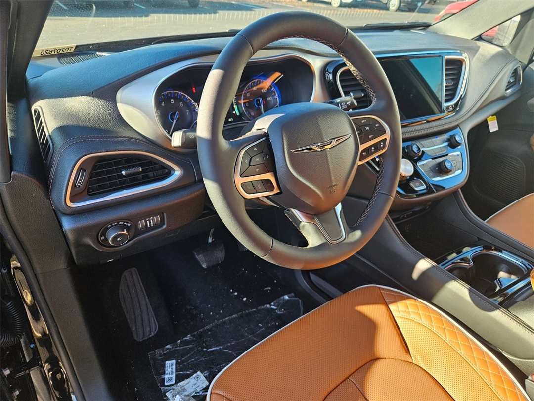 2026 Chrysler Pacifica Pinnacle - Image 13