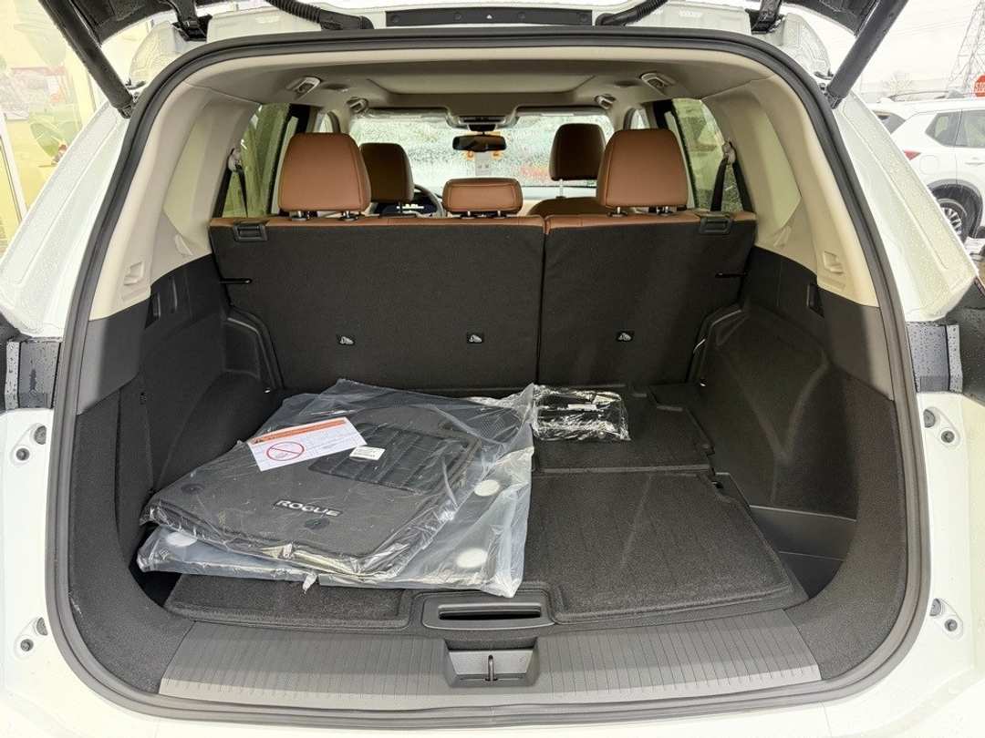 2026 Nissan Rogue Platinum - Image 11