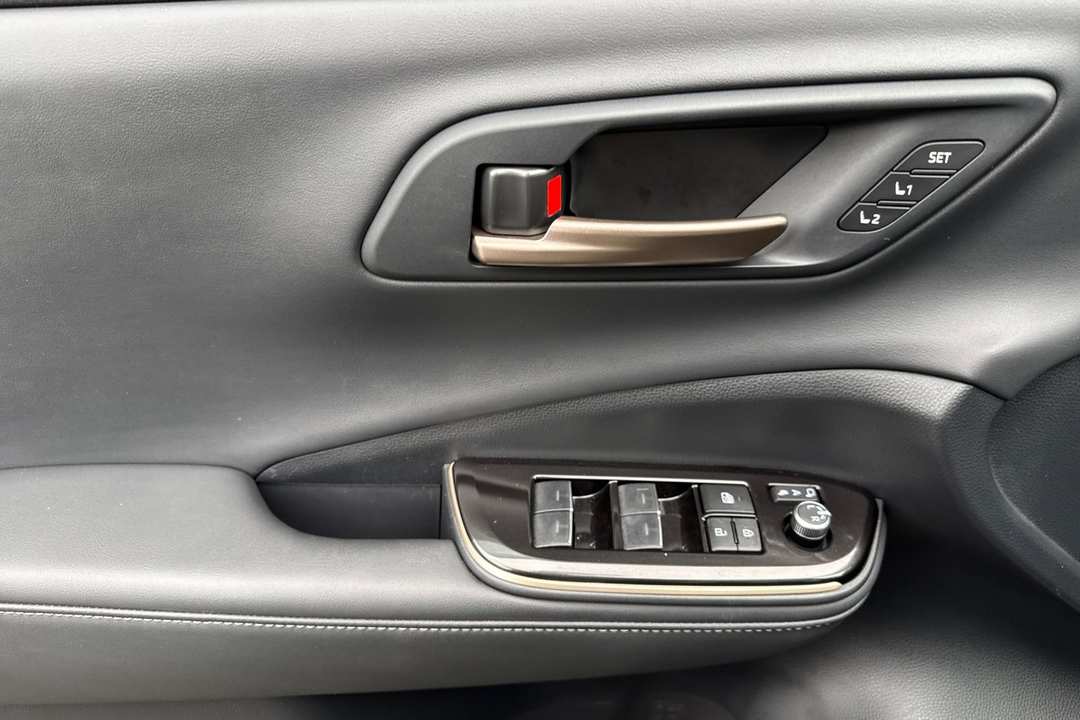 2025 Toyota Crown Signia Limited - Image 11