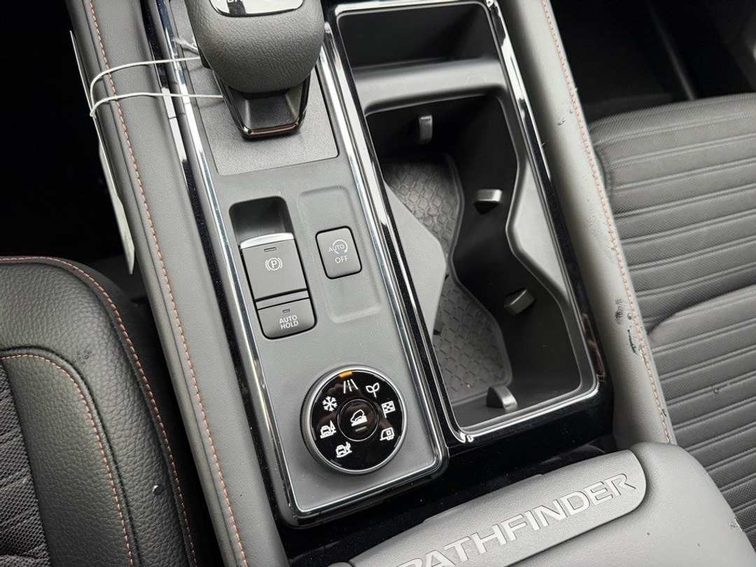 2025 Nissan Pathfinder Rock Creek - Image 25