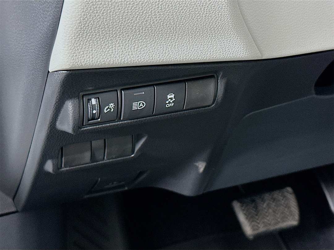 2026 Toyota Corolla Cross L - Image 10