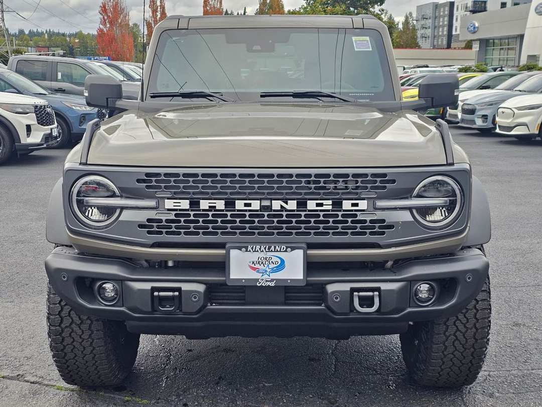 2025 Ford Bronco Badlands - Image 2