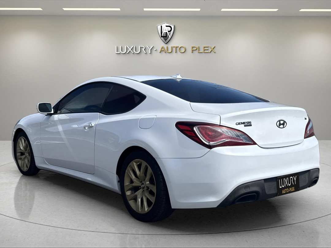 2015 Hyundai Genesis 3.8 2D - Image 3