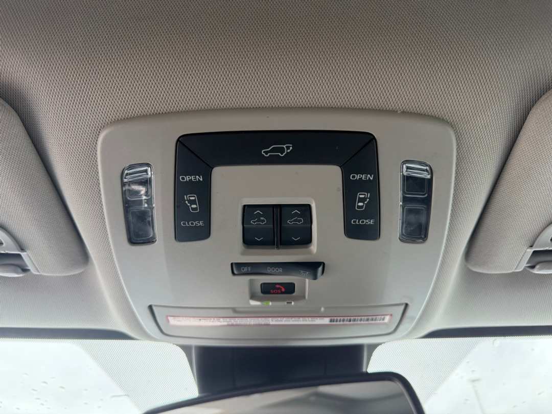 2021 Toyota Sienna XLE - Image 28